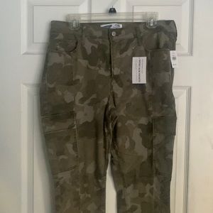 BNWT-Old Navy Camo Pants size 14 - High Rise Super Skinny
